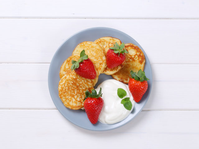 Plate,Of,American,Pancakes,With,White,Yogurt,And,Fresh,Strawberries