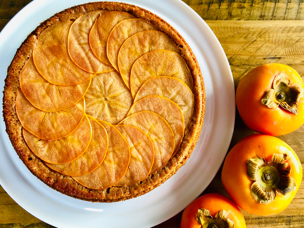 Persimmon,Cake/pie,With,Slices,Of,Persimmons,Arranged,On,The,Top