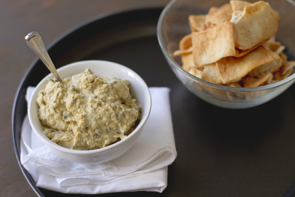 Artichoke,Hummus,With,Pita,Chips,On,A,Plate.