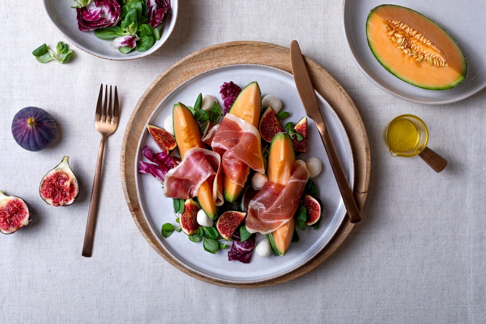 Fresh,Cantaloupe,Melon,Salad,With,Prosciutto,,Figs,,Green,Leaves,Mix