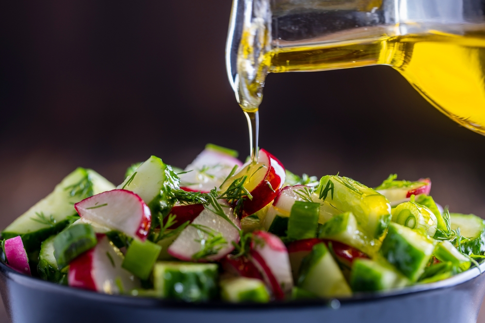 Pouring,Olive,Oil,On,Healthy,Fresh,Vegetables,Salad,,Close,Up.