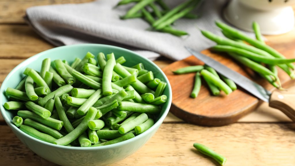 Fresh,Green,Beans,In,Bowl,On,Wooden,Table,,Closeup.,Space
