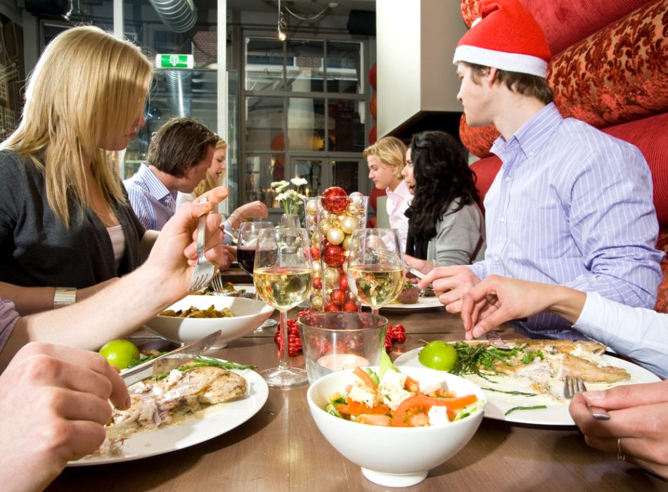Group,Of,Friends,Enjoying,Their,Christmas,Dinner,In,A,Restaurant