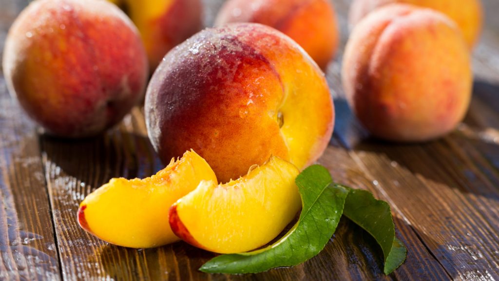 Fresh,Sweet,Group,Of,Sliced,Peaches,On,Wooden,Background,In